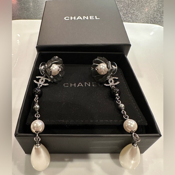 CHANEL Black & White Pearl CC Crystal Camellia Shoulder Duster Earrings. - Picture 3 of 6